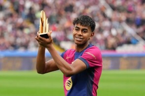 有谁注意到，昨晚比赛中，杨鸣的表情举动，都在发出无声的抗议啊