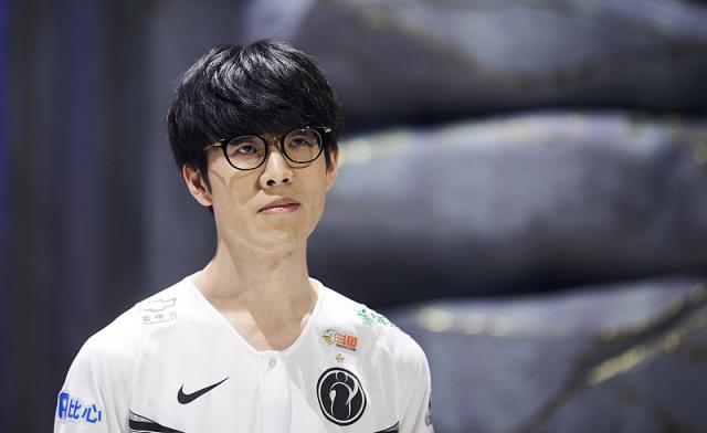 欧文突破两人防守完成得分