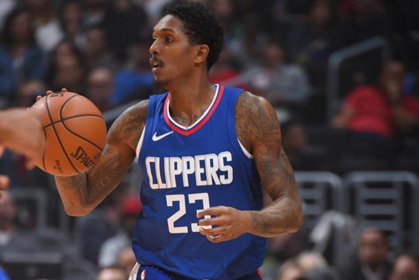 支持球队！欧文坐在场边观看独行侠对阵湖人的比赛