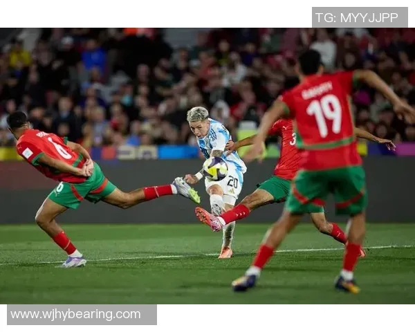 考虑下场欧冠关闭南看台，德雷森：放烟火的球迷